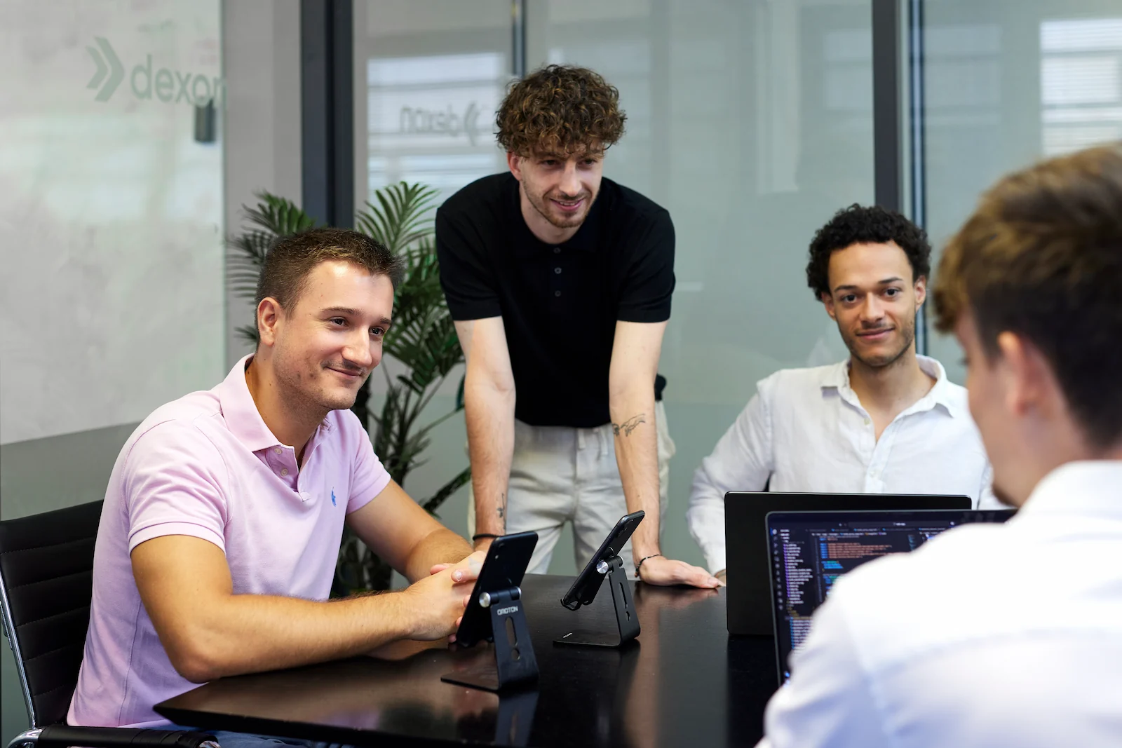 Arbitrer entre agence spécialisée et développeur indépendant pour votre projet applicatif